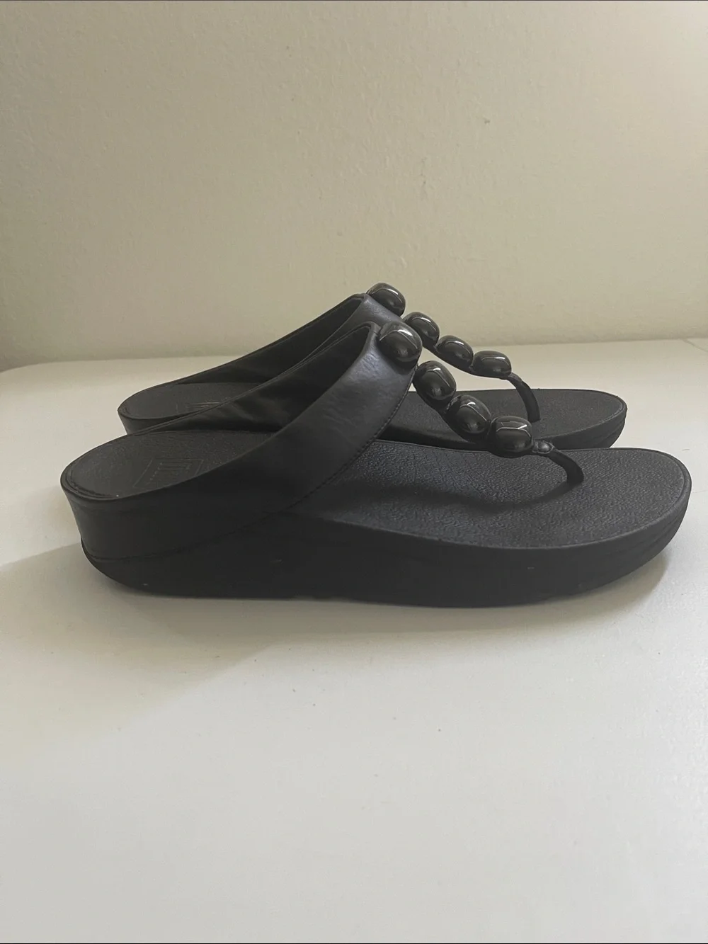 FitFlop Womens Rola Sandals Size 8 Black Thong Beaded Flip Flop Low Wedge Comfy